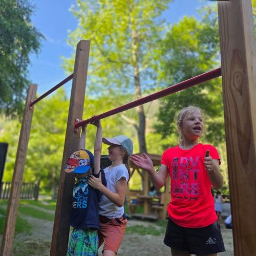 Kinder turnen am Reck