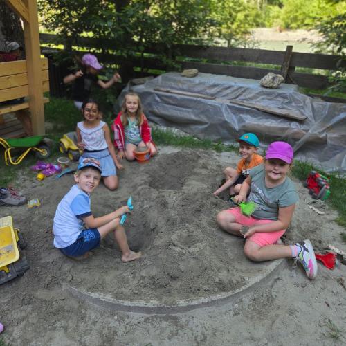 Kinder im Sandkasten