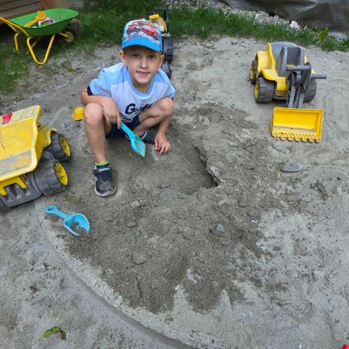 Kind im Sandkasten