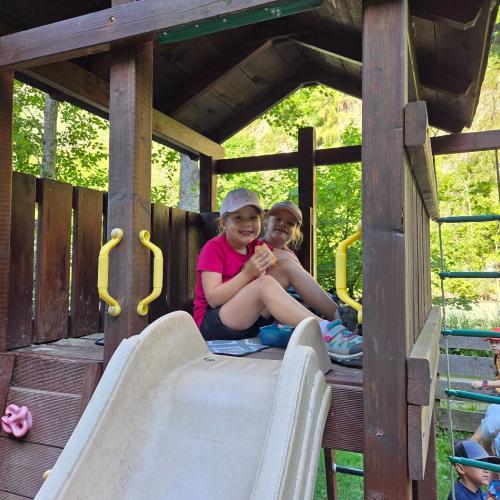 Kinder auf der Rutsche