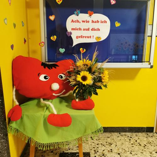 Schulherz Benjamin begrüßt die Schulkinder