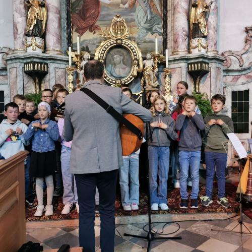 Der Schulchor singt bei der Eröffnungsmesse.