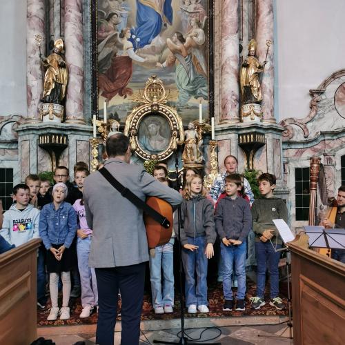 Der Schulchor singt bei der Eröffnungsmesse.