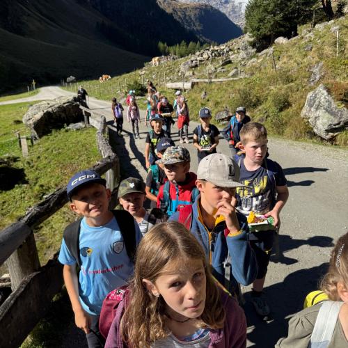 Kinder beim Wandertag.