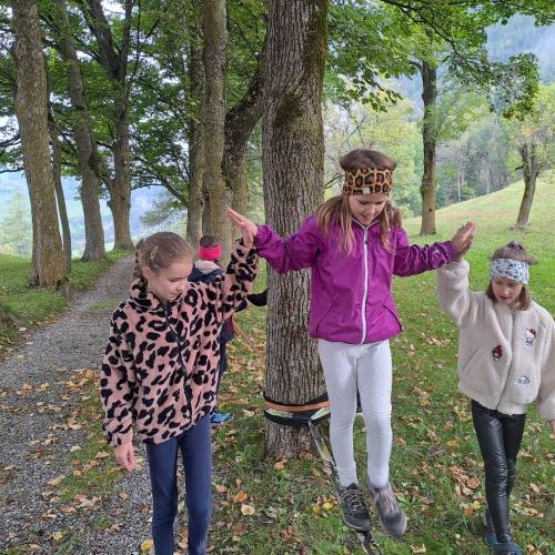 Kinder beim Slacklinen