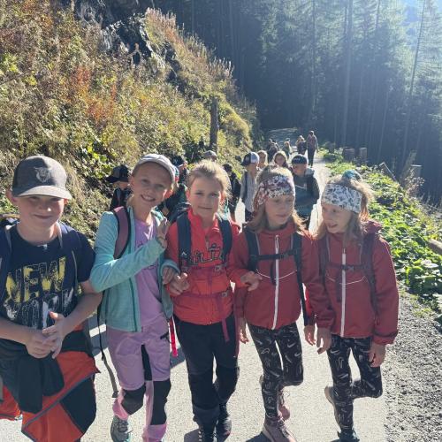 Kinder beim Wandertag.