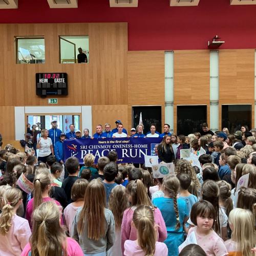 Viele Kinder beim Peace Run.