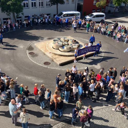 Viele Kinder beim Peace Run.