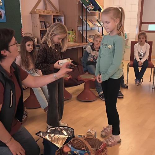 Die Bäuerin spricht über gesunde Ernährung.