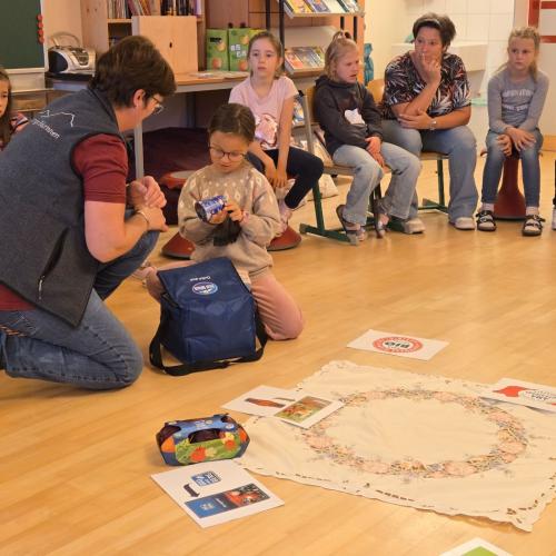 Die Bäuerin spricht über gesunde Ernährung.