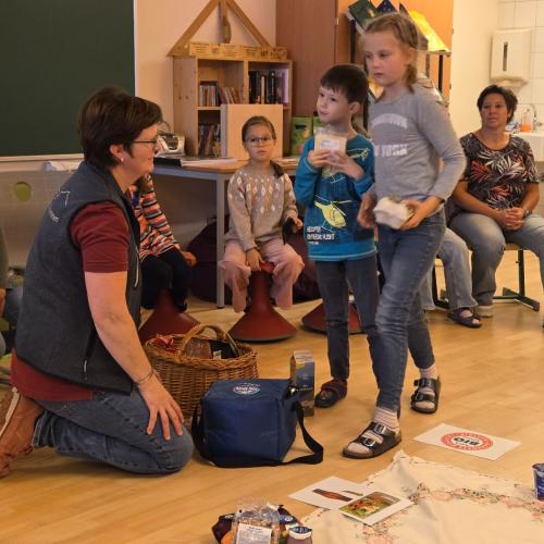 Kinder ordnen Lebensmittel der Ernährungspyramide zu.