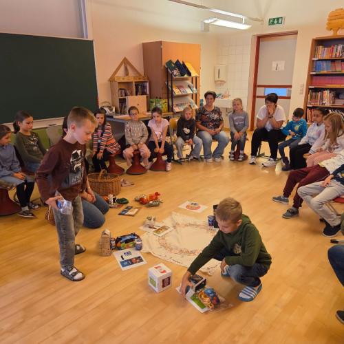 Kinder ordnen Lebensmittel der Ernährungspyramide zu.