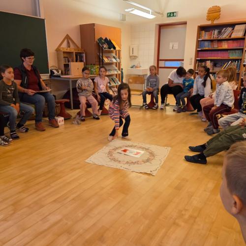 Die Bäuerin spricht über gesunde Ernährung.