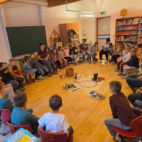 Kinder ordnen Lebensmittel der Ernährungspyramide zu.