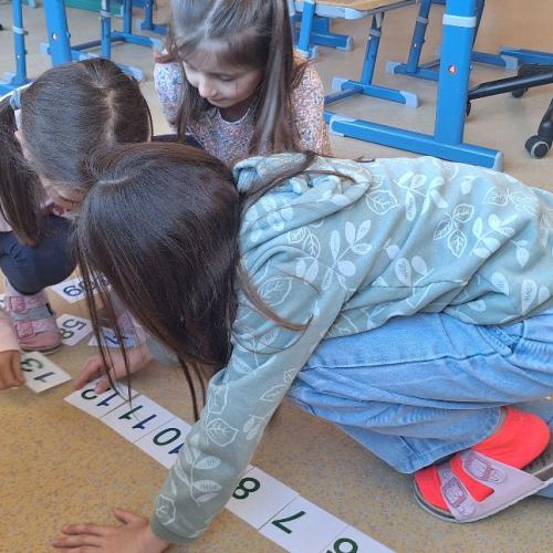 Kinder ordnen Zahlenkärtchen von 1 bis 60