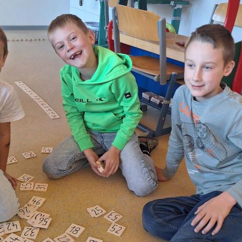Kinder ordnen Zahlenkärtchen von 1 bis 60