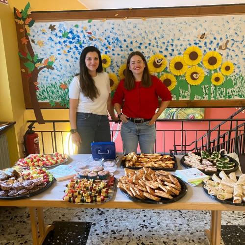 Eltern beim Verkauf der gesunden Jause