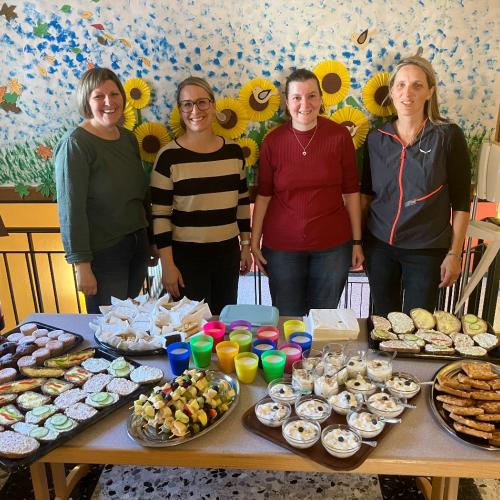 Eltern beim Verkauf der gesunden Jause