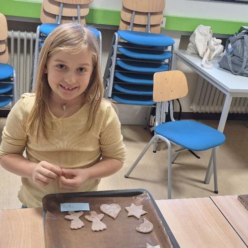 Kind sticht Kekse aus.