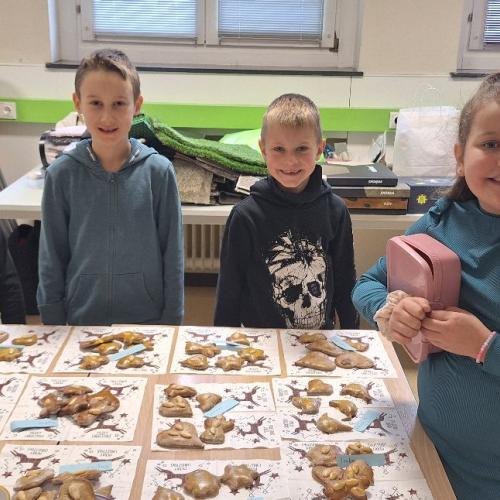 Kinder mit ihren Kekskreationen