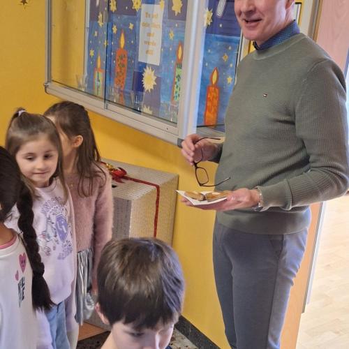 Kinder bringen dem Herrn Direktor selbstgebackene Kekse.