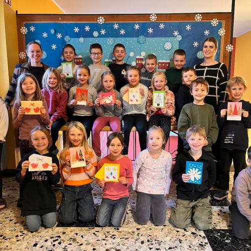 Die 1b Klasse mit ihren gebastelten Weihnachtskarten.