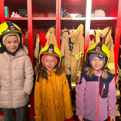 Die Kinder besichtigen das Feuerwehrhaus.