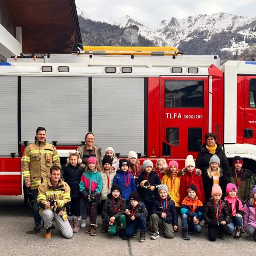 Gruppenfoto vor dem Feuerwehrauto
