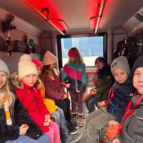 Die Kinder dürfen im Feuerwehrauto mitfahren.