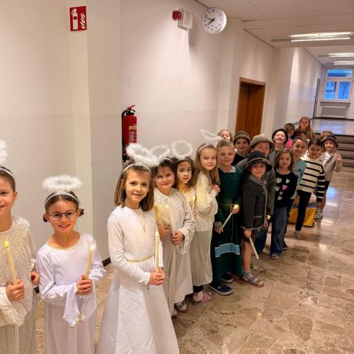 Große Aufregung bei den Kindern vor ihrem Auftritt.