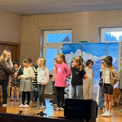 Kinder spielen ein Weihnachtsstück auf der Bühne.