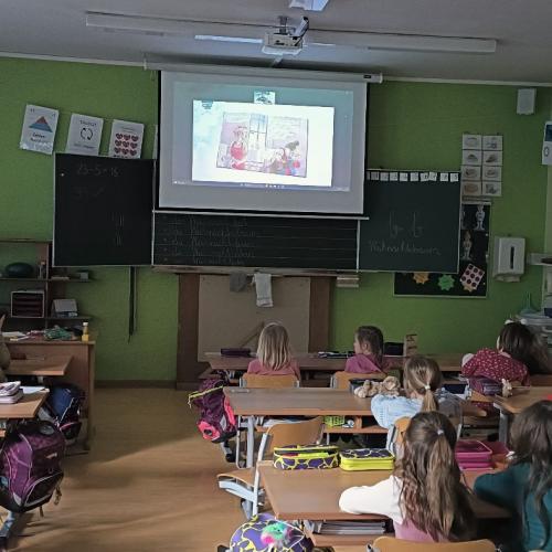 Die Kinder hören einer Online-Weihnachtslesung zu.