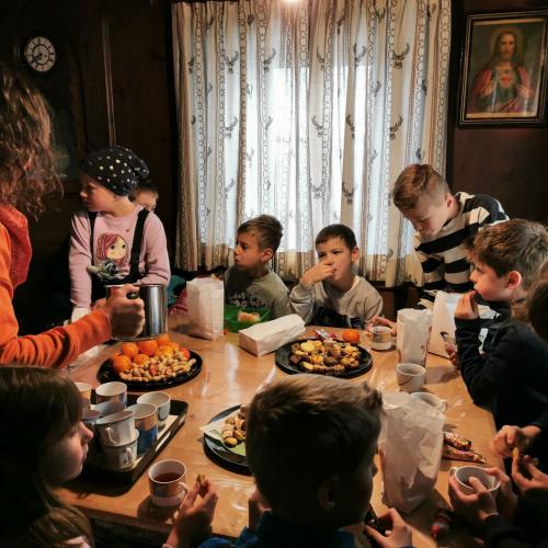 Die Kinder wärmen sich in der Virgil-Rainer Stube auf.