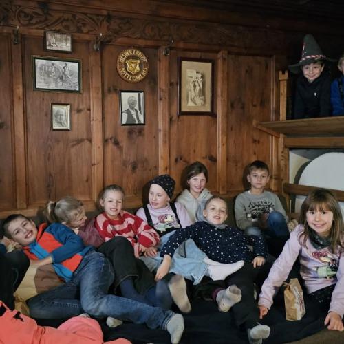 Die Kinder wärmen sich in der Virgil-Rainer Stube auf.