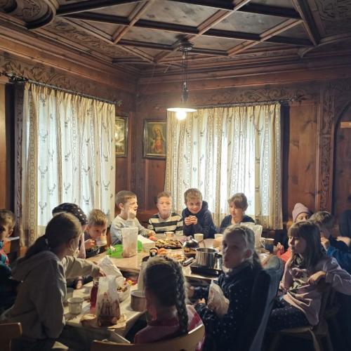 Die Kinder wärmen sich in der Virgil-Rainer Stube auf.