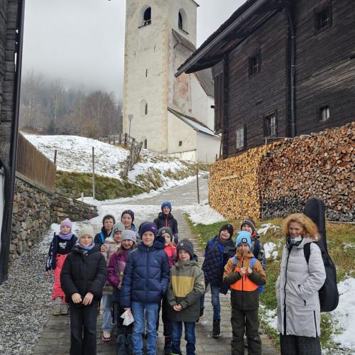 Die Kinder stehen vor der Nikolauskirche