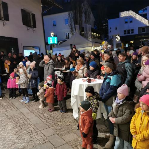 Zuhörer des Schulchores auf dem Adventmarkt 