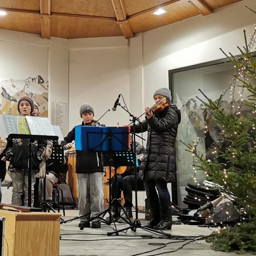 Geigenspieler auf dem Adventmarkt