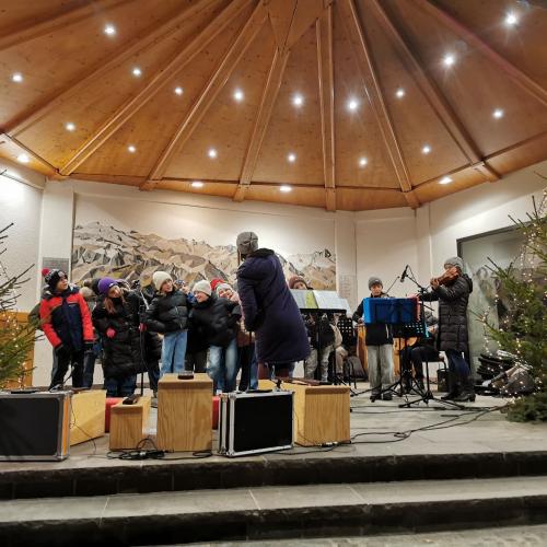 Schulchor singt auf dem Adventmarkt in Matrei