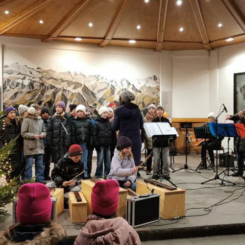 Schulchor singt auf dem Adventmarkt in Matrei