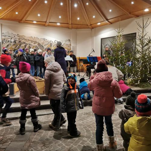 Schulchor singt auf dem Adventmarkt in Matrei