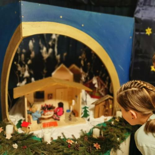 Kinder sehen sich die Adventecke an.