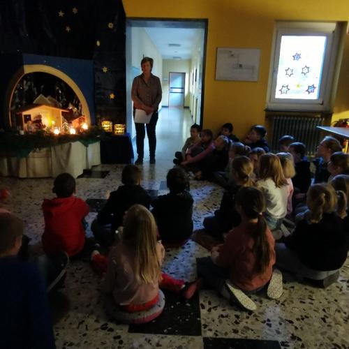 Die Religionslehrerin erzählt in der Adventecke den Kindern Geschichten.