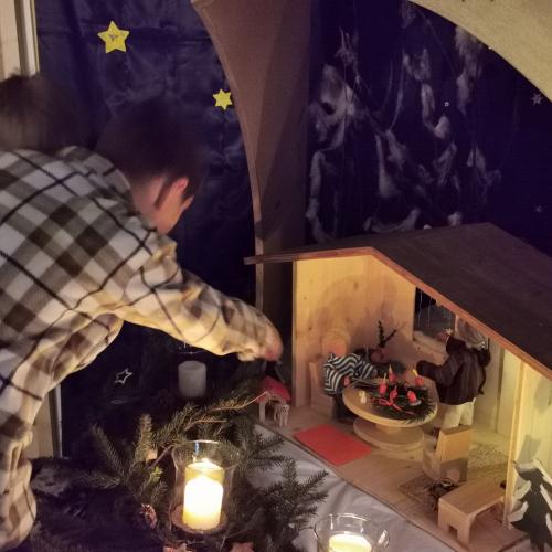 Kinder sehen sich die Adventecke an.