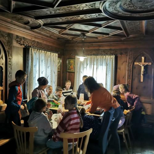 Die Kinder wärmen sich in der Virgil-Rainer Stube auf.