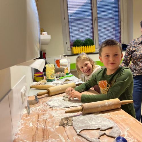 Kinder rollen Keksteig aus