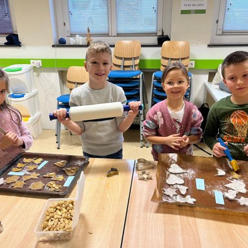 Kinder verzieren Kekse