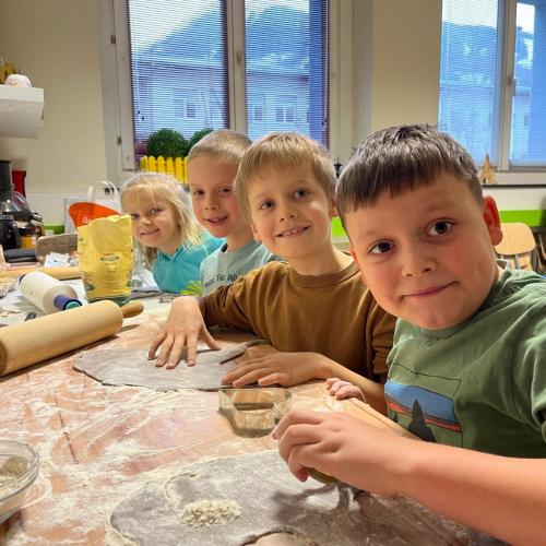 Kinder stechen Kekse aus