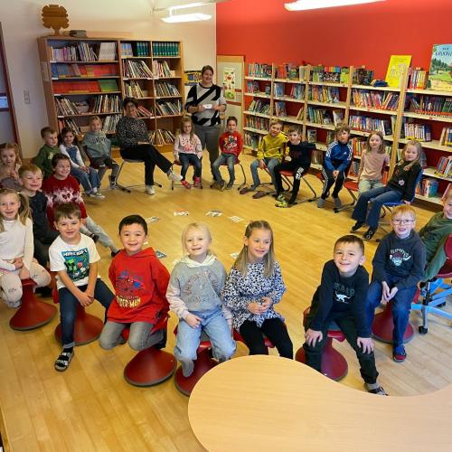 Kinder in der Bücherei lernen etwas über Systematik