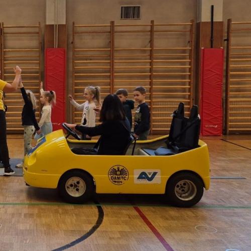 ÖAMTC-Team erklärt den Kindern einiges über Sicherheit im Straßenverkehr.